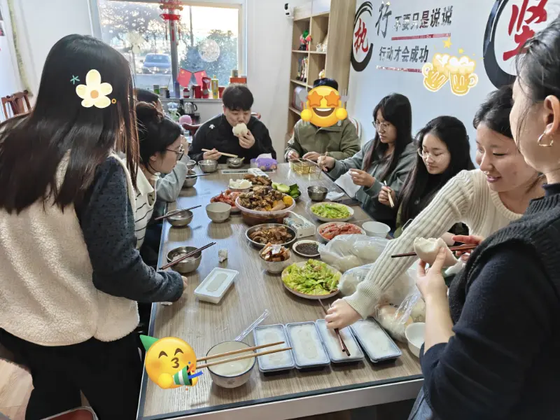 Spontaniczny lunch buduje trwałe więzi w biurze