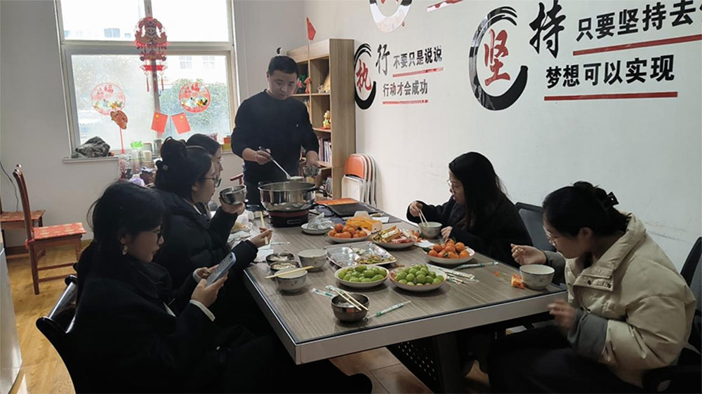 Lunch podczas Festiwalu Latarni: Tangyuan i atmosfera zespołu w biurze